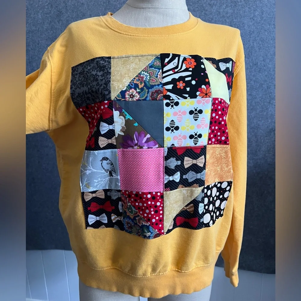 Quilty Sweatshirt! 🐝 - Picture 6 of 16